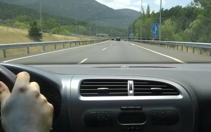 escuchar-musica-al-volante